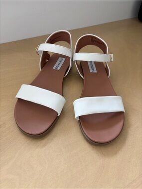 Steve Madden Daelyn White Ankle Strap Flat Sandals – Like New - Size 7